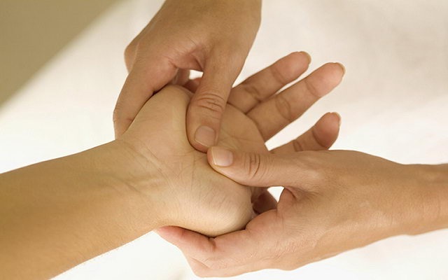 Massage bấm huyệt ở tay trị bệnh